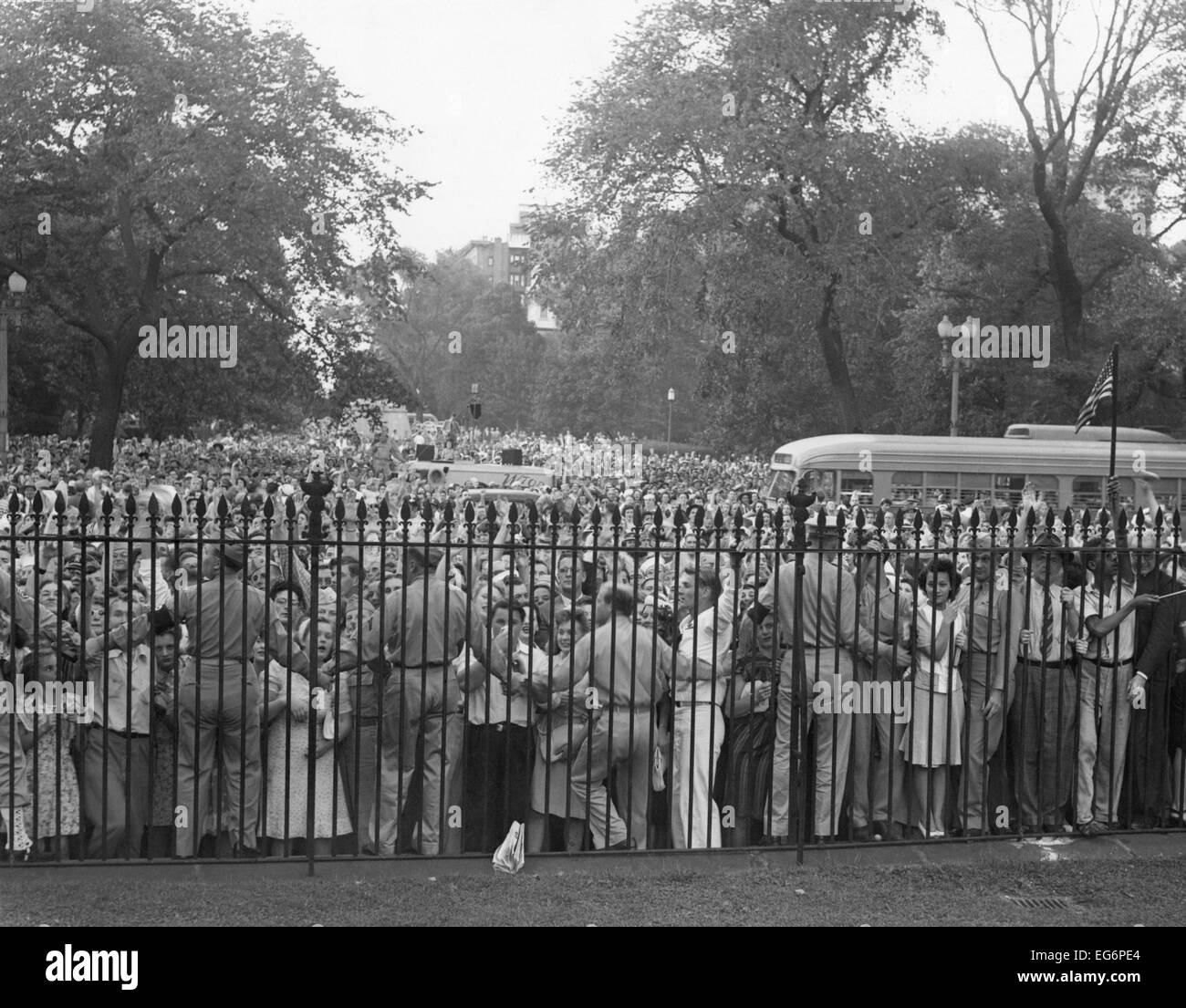 Massesteuerung an den Zaun des weißen Hauses am V – J Tag, 14. August 1945. Soldaten link Arme Menschen feiert das Ende zurück zu halten Stockfoto