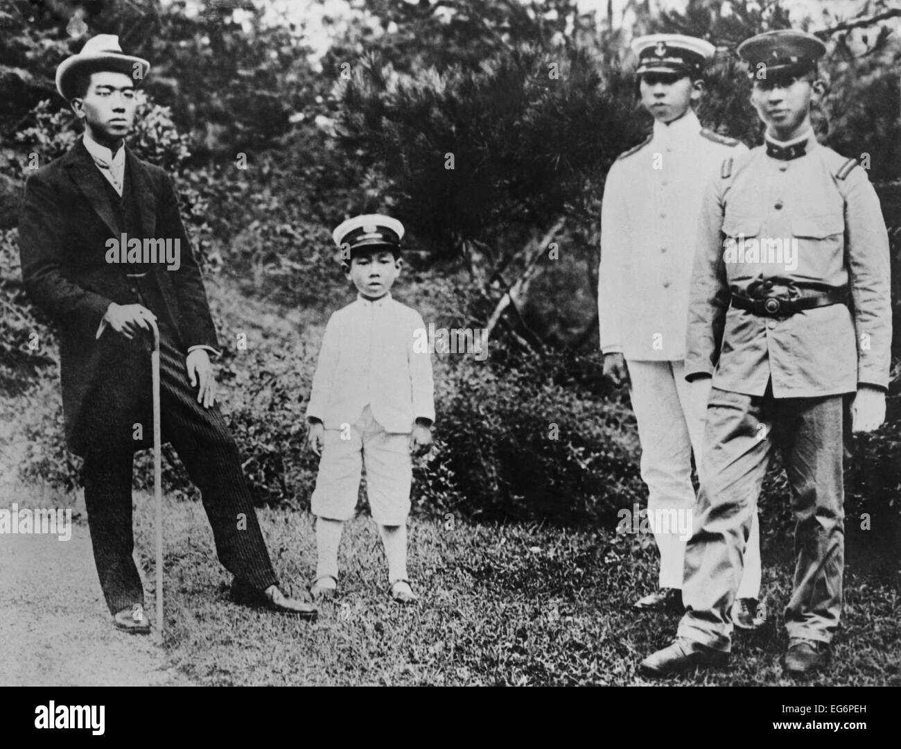 Vier Söhne des Mikado in der Kaiser-Garten in Nikko Villa. L-r: Kronprinz Hirohito; Prinz Sumino-Miya, vierter Sohn des Stockfoto