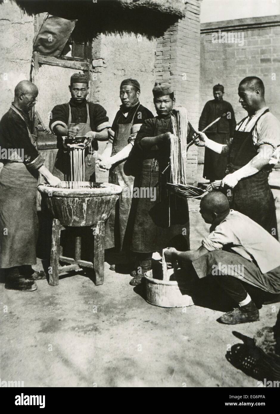 Chinesische Männer bereiten Nudeln in der Mandschurei. Ca. 1930er Jahre. -(BSLOC 2014 15 152) Stockfoto