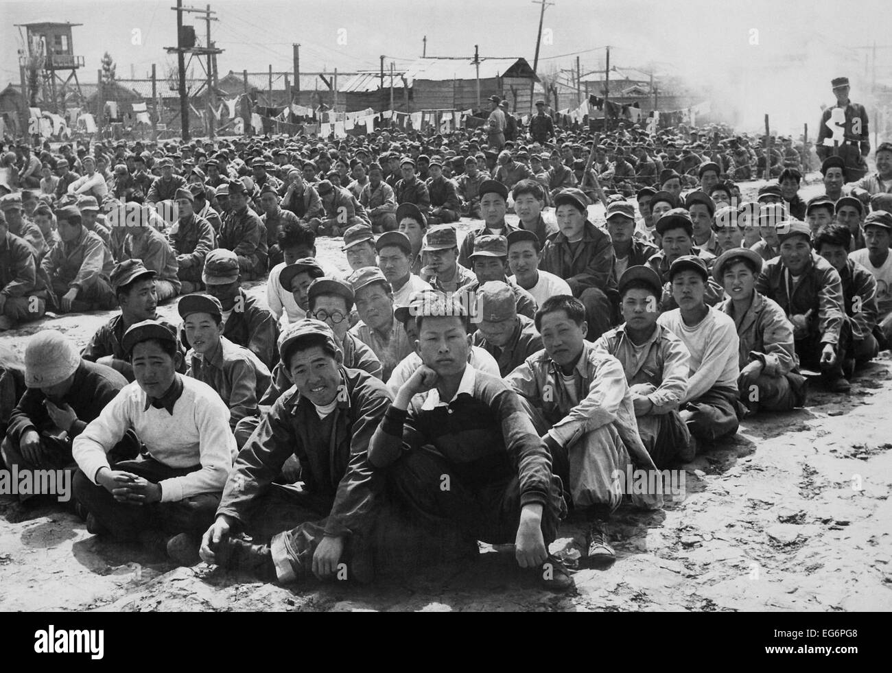 Nordkoreanischen und chinesischen kommunistischen Gefangenen montiert in einem UN-Kriegsgefangenenlager in Pusan, Korea. April 1951. Korea-Krieg 1950-53. Stockfoto