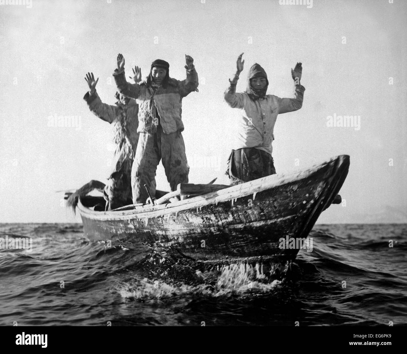 Von der USS MANCHESTER vor der Küste von Korea werden drei koreanischen Kommunisten in einem Fischerboot erfasst. 10. Mai 1951. Korea-Krieg Stockfoto