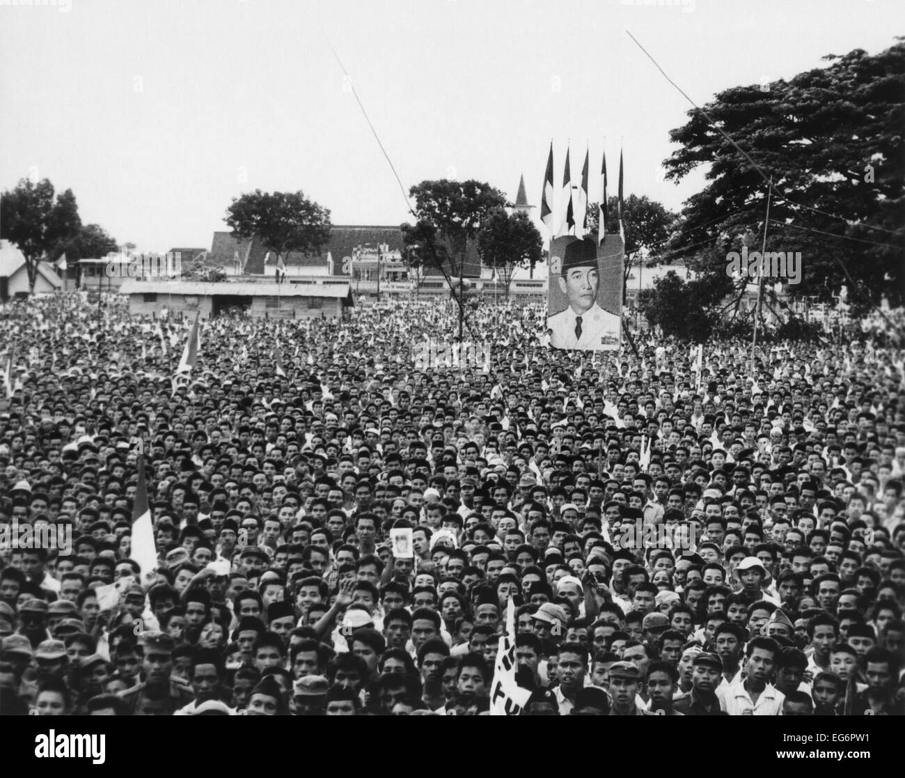 Massenkundgebung zugunsten der Präsidenten Sukarno in Makassar, Indonesien. Nach der ersten flüchtigen Dekade von Unabhängigkeit Stockfoto