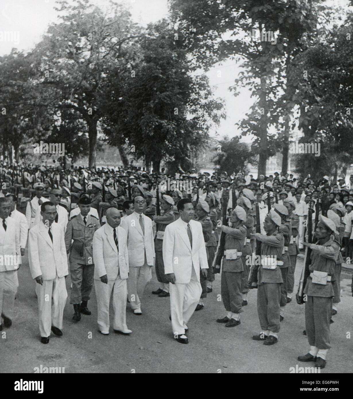 Bao Dai hält eine Inspektion der vietnamesischen Truppen. Ca. 1949-55. Nach dem Genfer Abkommen von 1954 ernannten Bao Dai Ngo Dinh Stockfoto