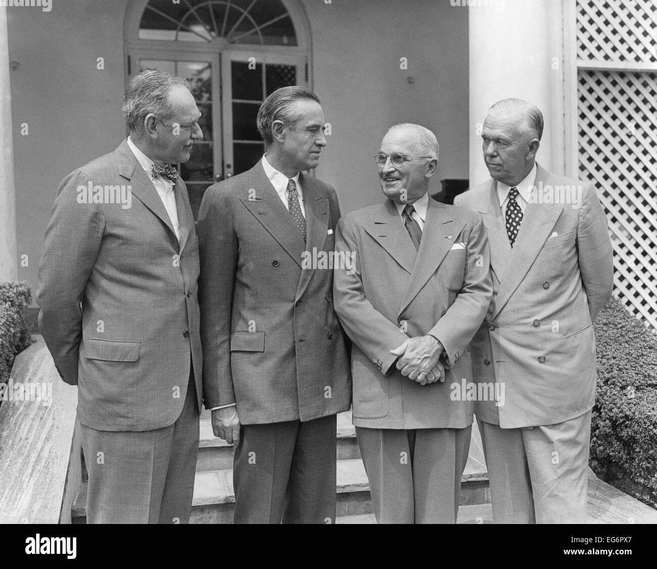 Präsident Harry Truman mit den Männern, die US-Politik in den ersten Jahren des Kalten Krieges geführt. 13. Juli 1951. L-r: Dean Stockfoto