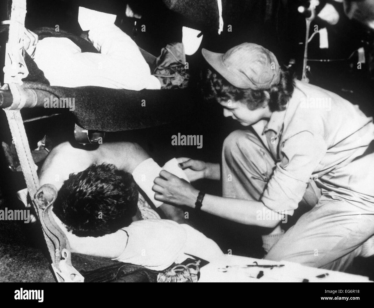 USA-Flug-Krankenschwester Kleider ein Soldat Wunde während des Fluges von Korea nach Japan, Mai 1951. Korea-Krieg 1950-53. Stockfoto