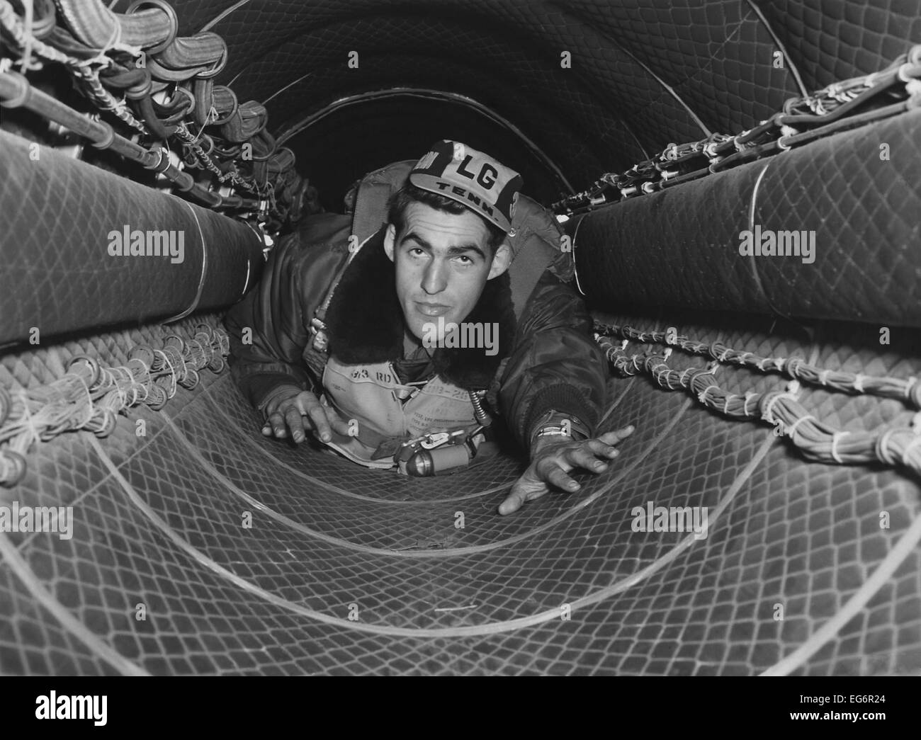 B-29 Schütze im 35-Fuß-Tunnel verbindet die vorwärts- und hinteren unter Druck stehenden Fächer. Er trägt einen Fallschirm und Leben Stockfoto