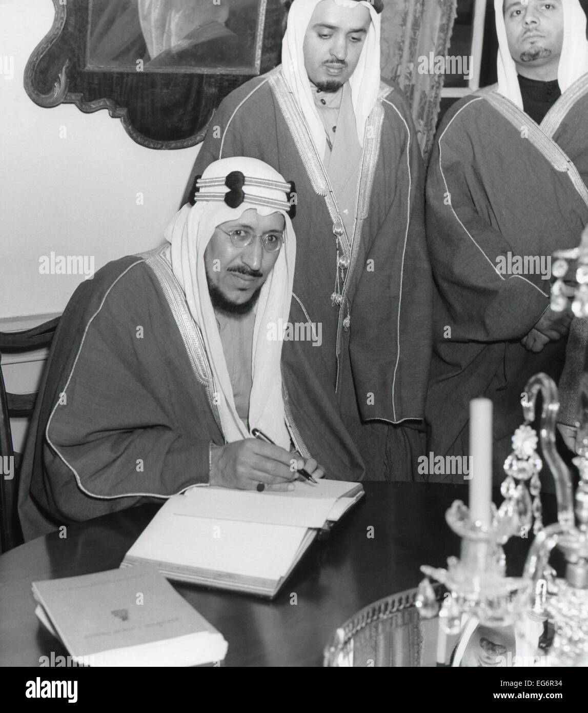 Krone Prinz Amir Saud von Saudi-Arabien unterzeichnet das Gästebuch in Mount Vernon, Virginia. 14. Januar 1947. -(BSLOC 2014 15 212) Stockfoto