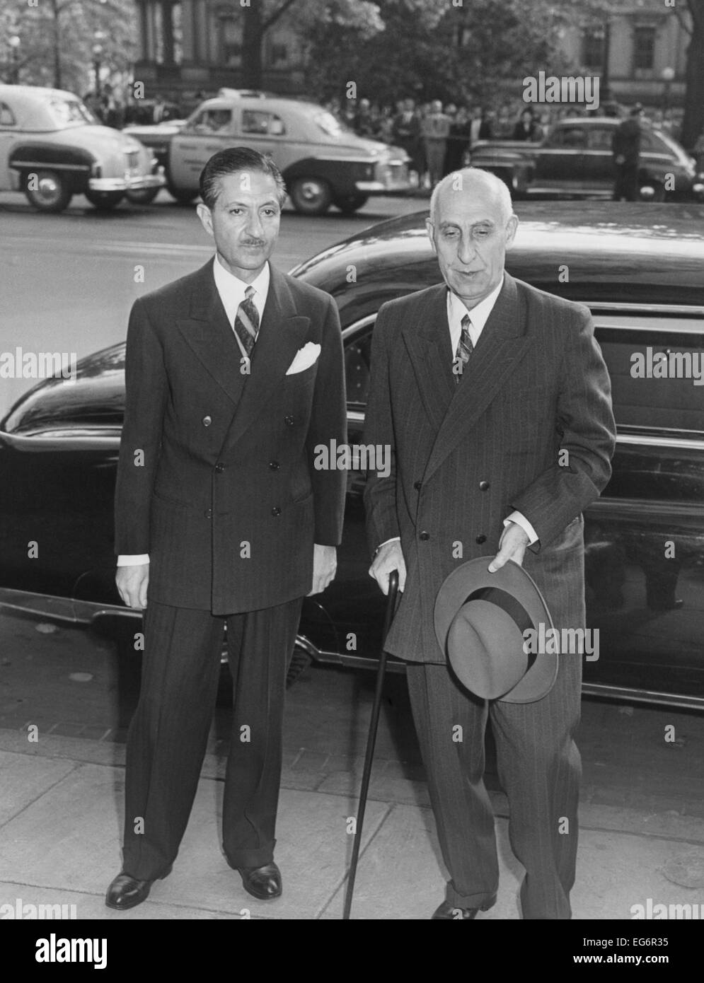 Premierminister Mossadegh im Iran (rechts) bei seinem Besuch in Washington, D.C. 23. Oktober 1951. -(BSLOC 2014 15 213) Stockfoto
