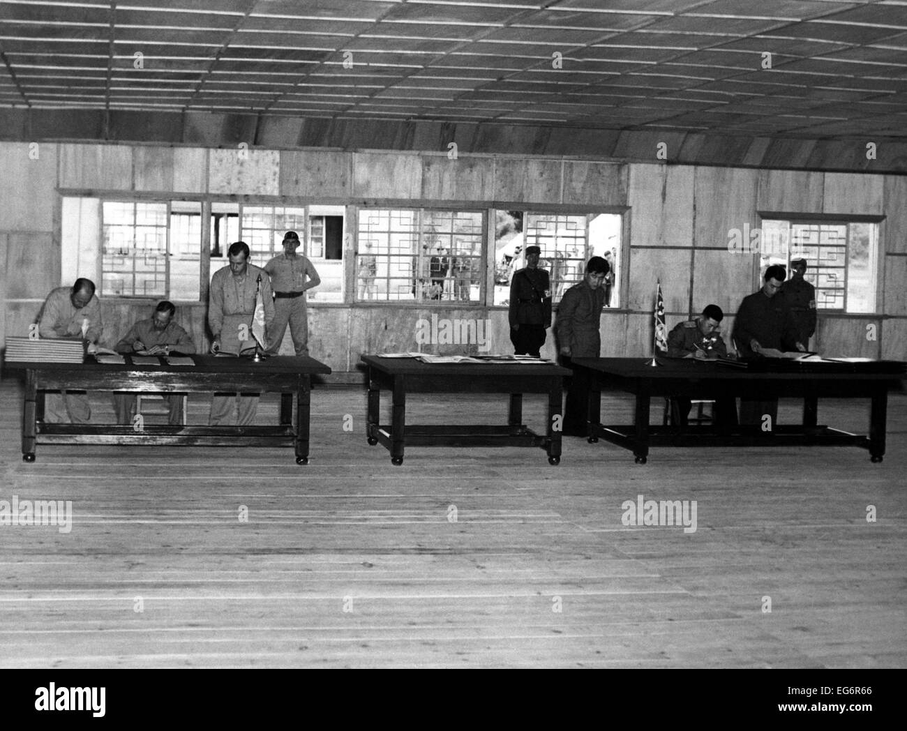 General William Harrison,(left table) unterschreibt Waffenstillstand Ende des Koreakriegs 3 Jahre. In der rechten Tabelle, nordkoreanischer General Nam Stockfoto