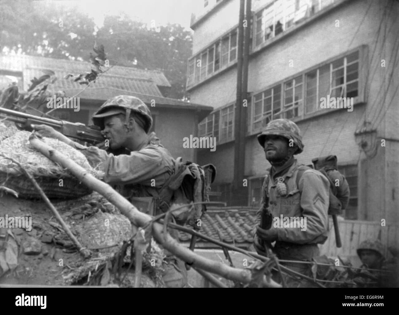 US-Soldaten Feuer hinter einer Barrikade auf die kommunistisch geführte nordkoreanische Streitkräfte in den Straßen von Seoul, Korea. 2. Schlacht von Stockfoto