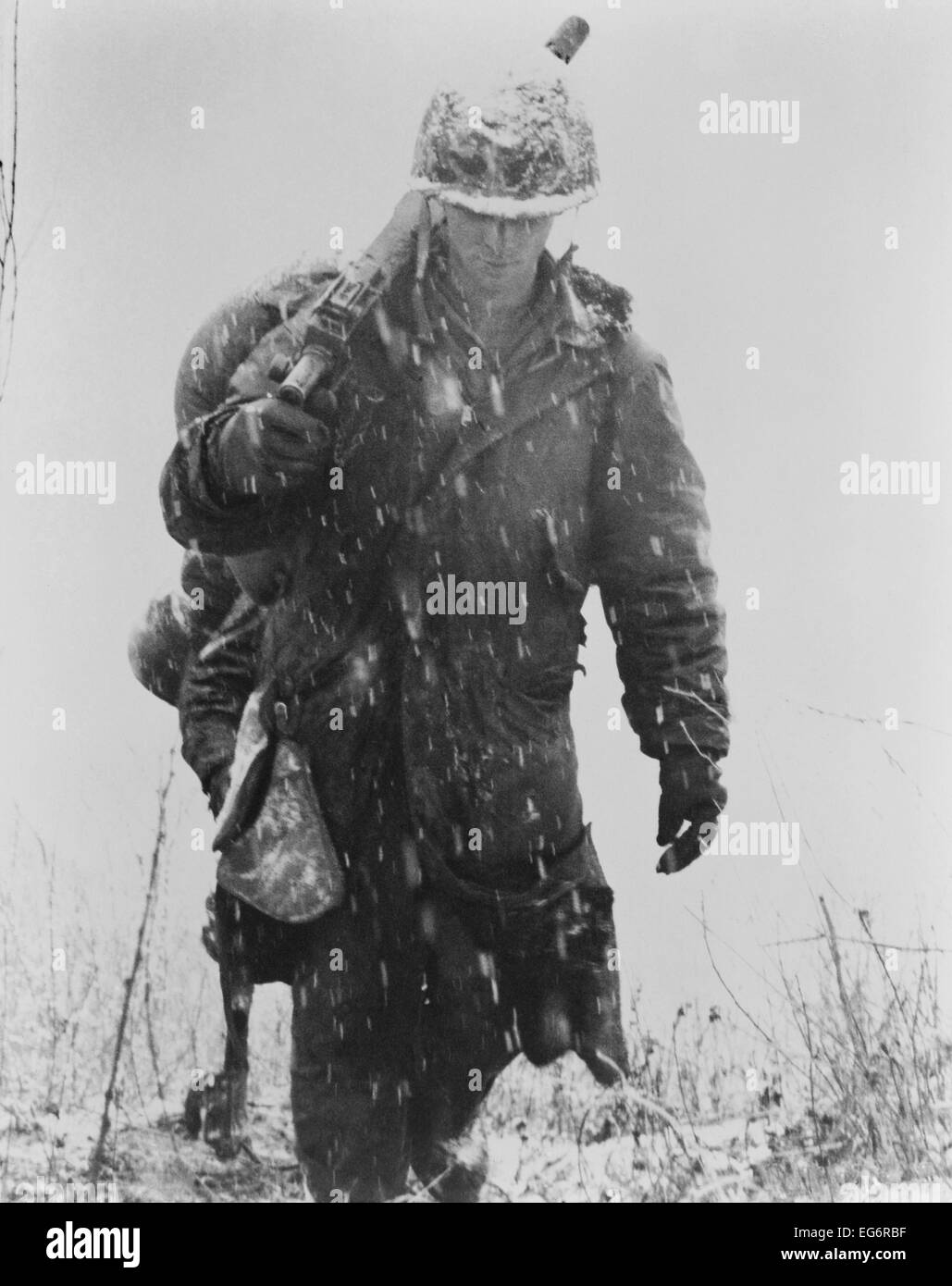 US-Marine unter denjenigen, die die umkämpfte erste Marineabteilung und 7. Infanterie-Division bei Yudam-Ni, November 27 - Dec. Stockfoto