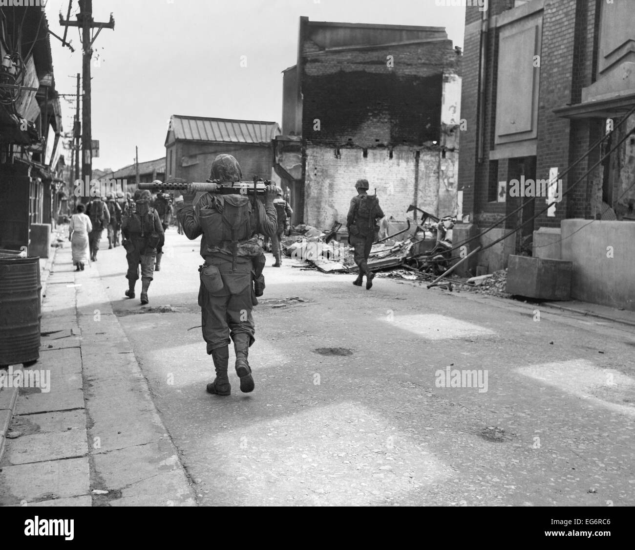 Männer des 1. Bataillons, 5. Regiment, 1st Marine Division voraus über Incheon, Korea. 16. September 1950. Korea-Krieg 1950-53. Stockfoto