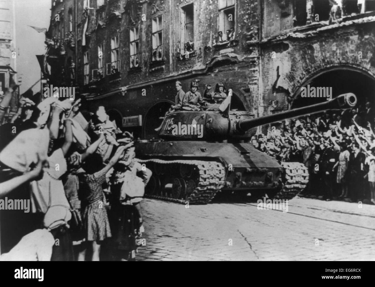 Menge jubelnden Ankunft der befreienden sowjetischen Truppen in einem Tank, Prag, Tschechoslowakei. 9. Mai 1945. -(BSLOC 2014 15 247) Stockfoto