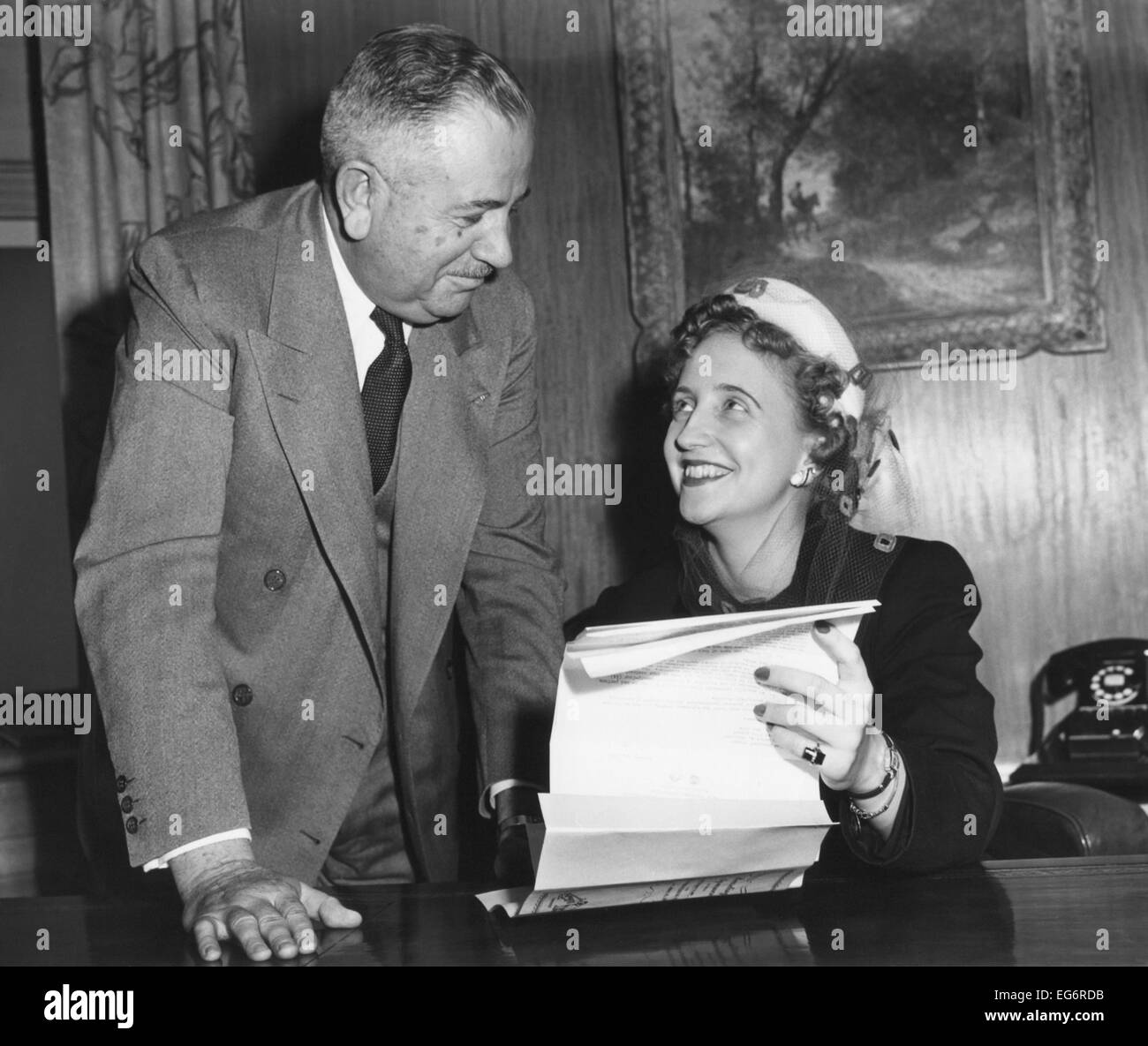 Margaret Truman unterzeichnet einen Vertrag, eine Aufnahme zu machen. 1. Februar. 1950. mit ihr ist Frank M. Folsom, Präsident von Radio Corporation Stockfoto