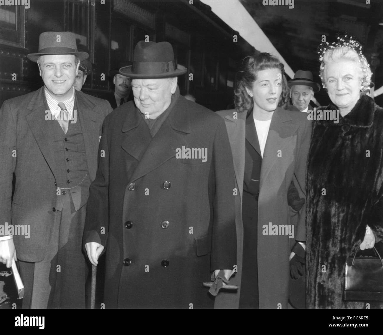 Winston Churchill kurz nach seiner Ankunft in den Vereinigten Staaten, mit Mitgliedern seiner Familie. L-r: Spencer Churchill, ehemalige Stockfoto