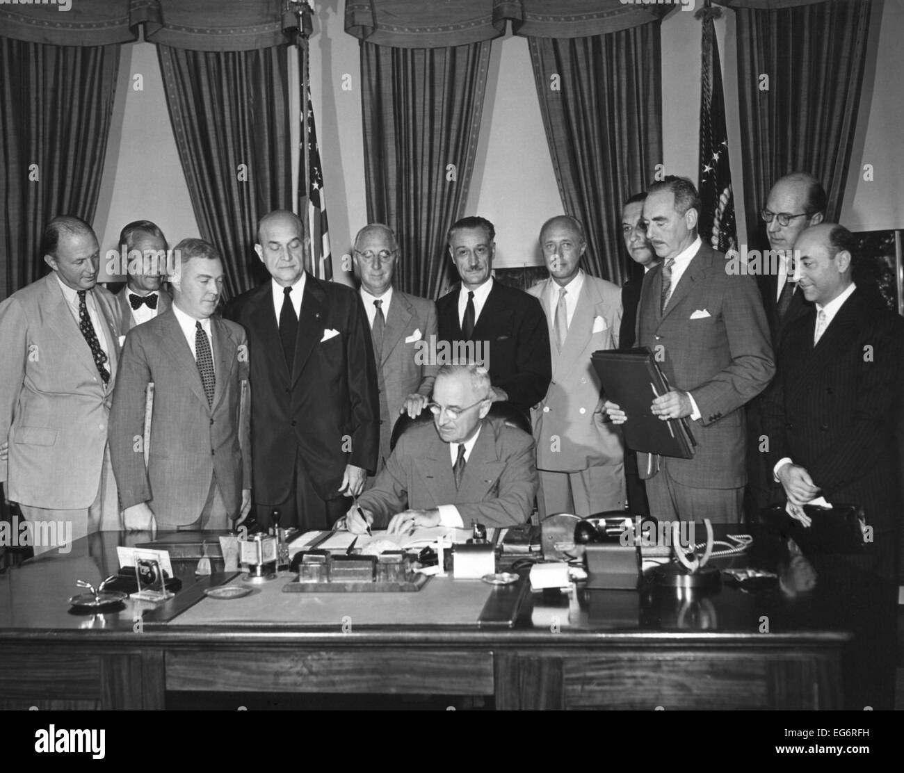 Präsident Harry Truman unterzeichnet der North Atlantic Pakt am 24. August 1949. Um ihn herum der Signatarstaaten und amerikanischen Diplomaten Stockfoto