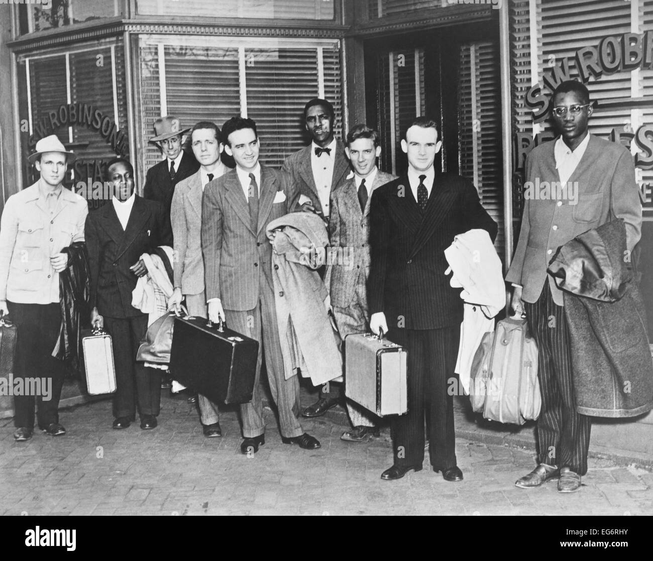 Die erste "Freedom Riders" Koffer vor dem Büro des Rechtsanwalts S.W. Robinson hält. Richmond, Virginia am 9. April 1947. Stockfoto