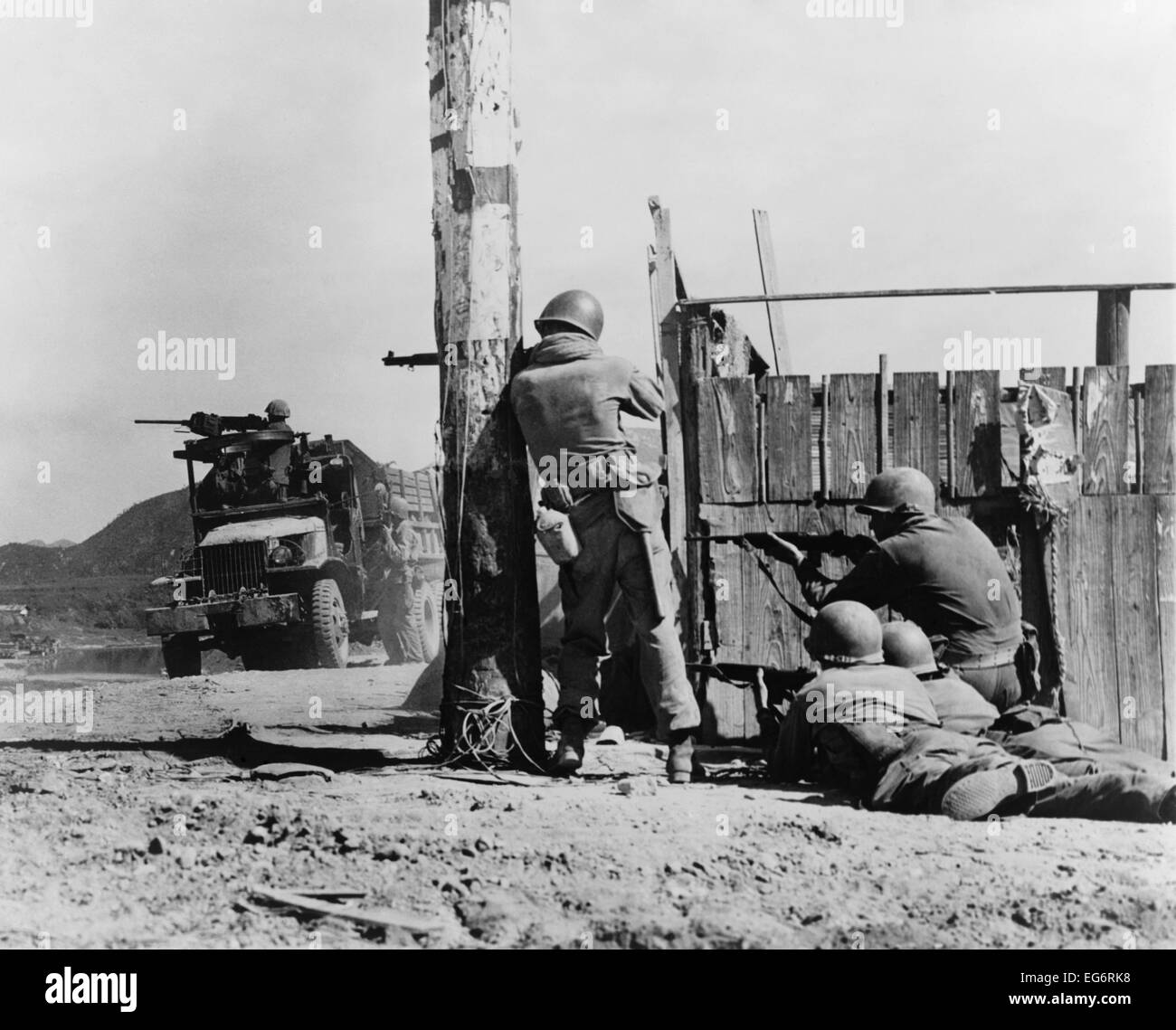 US Combat Engineers zurück nordkoreanischen Scharfschützen nach der Schlacht von Yongdong, 31. Juli 1950. Korea-Krieg 1950-53. Stockfoto