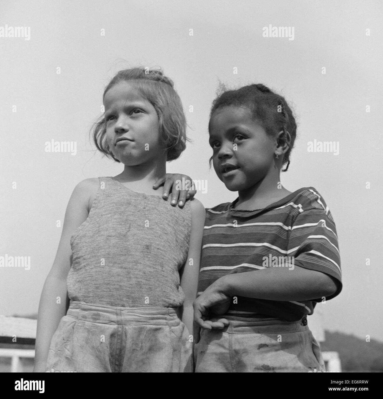 Zwei Mädchen am Camp Weihnachtsmarken, eine rassisch integrierten Sommercamp in Haverstraw, New York. Das Lager wurde von der methodistischen unterstützt. Stockfoto