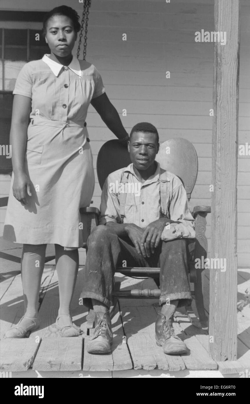 African American Boy, dessen Haus in der Nähe des Kapitols in Washington, D.C. ist, beachten Sie die Petroleumlampe, was darauf hindeutet, dass das Haus nicht Stockfoto