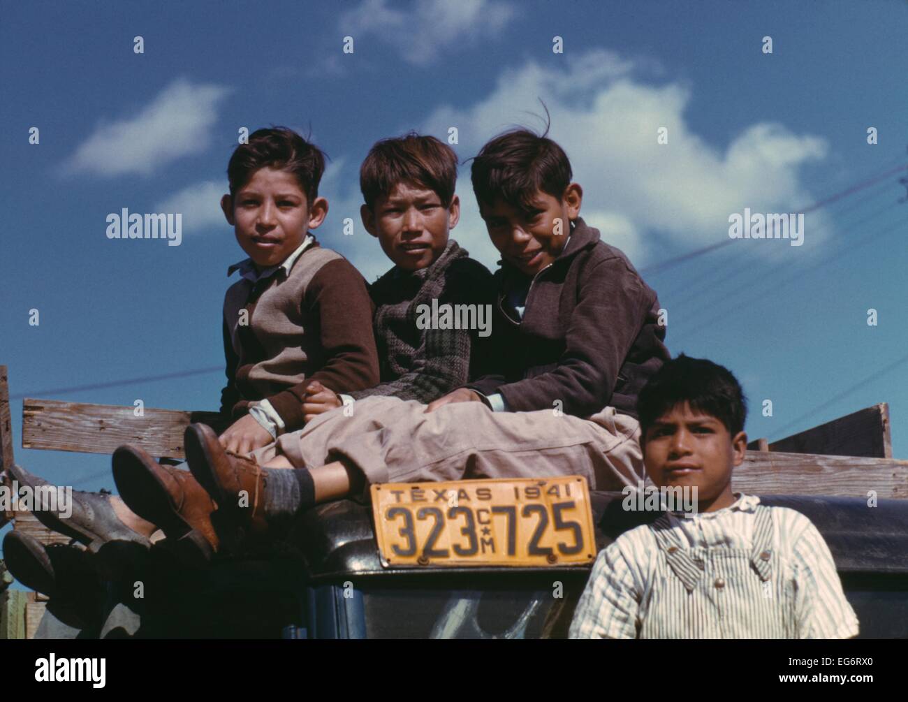 Die jungen sitzen auf LKW geparkt in der FSA sibirisches Arbeitslager. Texas, Januar 1942. Ihre Familien sind die Bewohner auf ein US-Department of Stockfoto