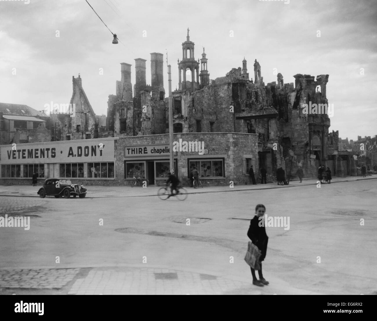 2. Weltkrieg Zerstörung und Wiederaufbau der Post in Caen, Frankreich. Die Ruinen von Häusern und einer Kirche bleiben hinter Läden neu Stockfoto