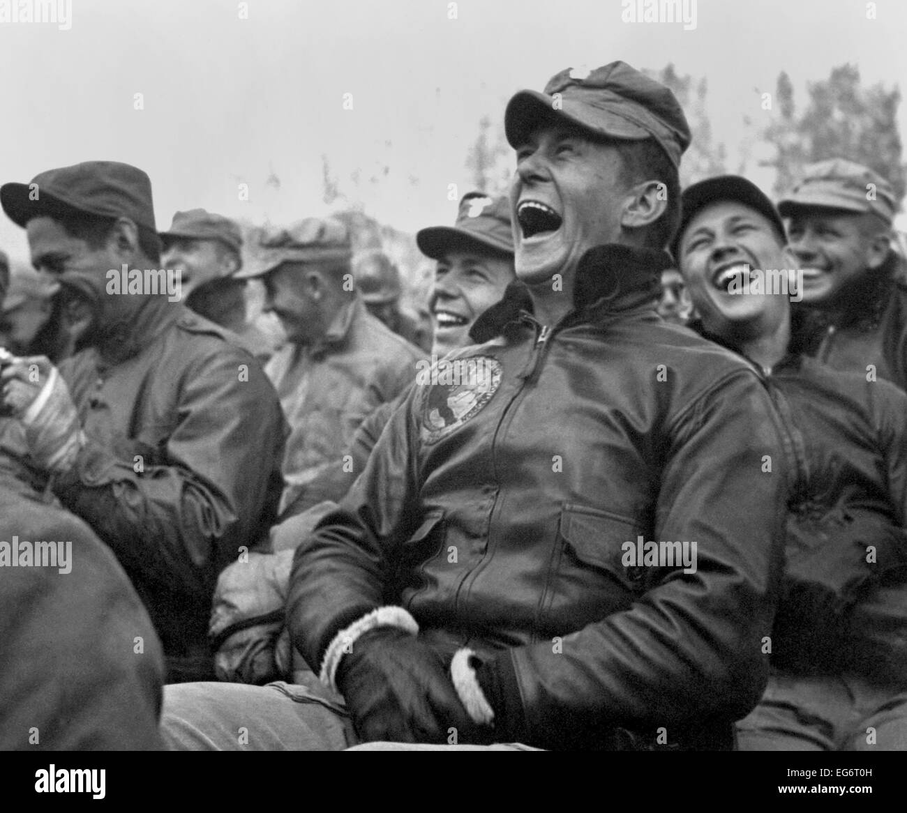 Soldaten, die lachen, die Bob Hope zeigen in Seoul, Korea. 23. Oktober 1950. (BSLOC 2014 13 203) Stockfoto