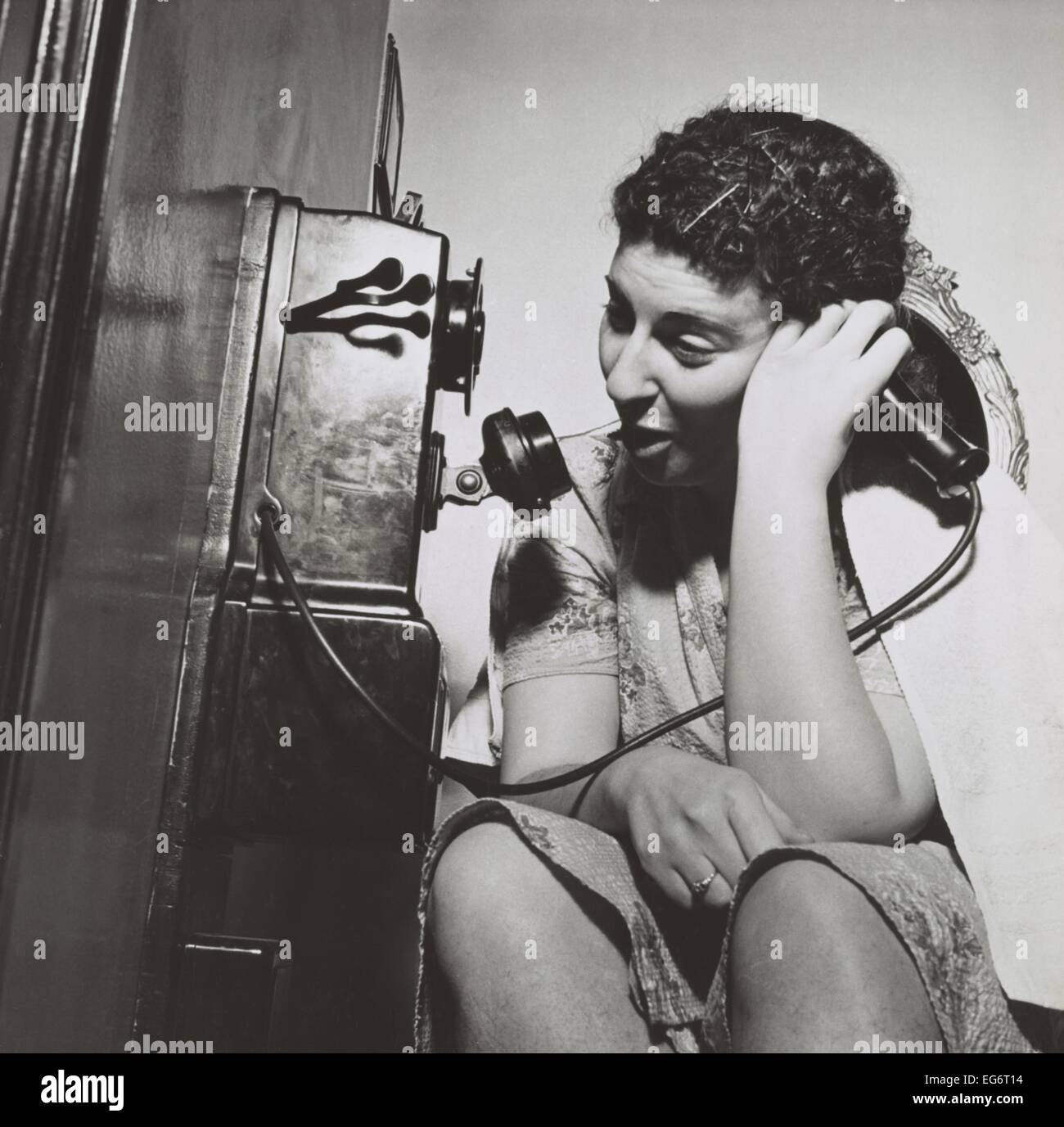 Junge Frauen am öffentlichen Telefon in einem Washington, D.C. Boardinghouse installiert. Januar 1943. (BSLOC 2014 13 168) Stockfoto