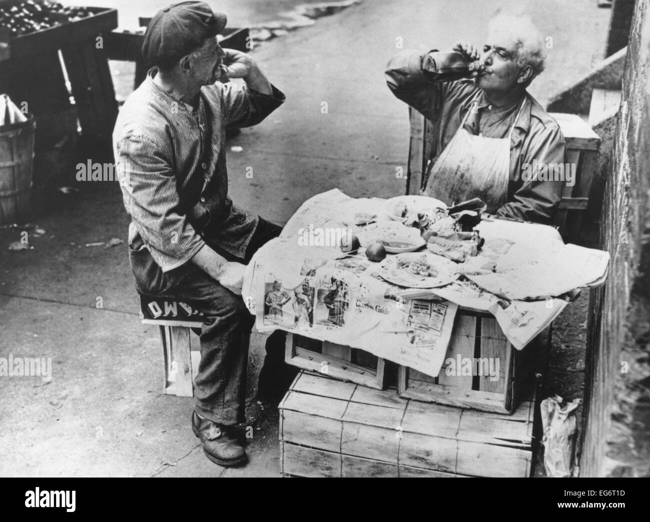 Zwei Straßenhändler zu Mittag an einem provisorischen Tisch Holzkisten mit Zeitung abgedeckt. New York, August 1946. Stockfoto