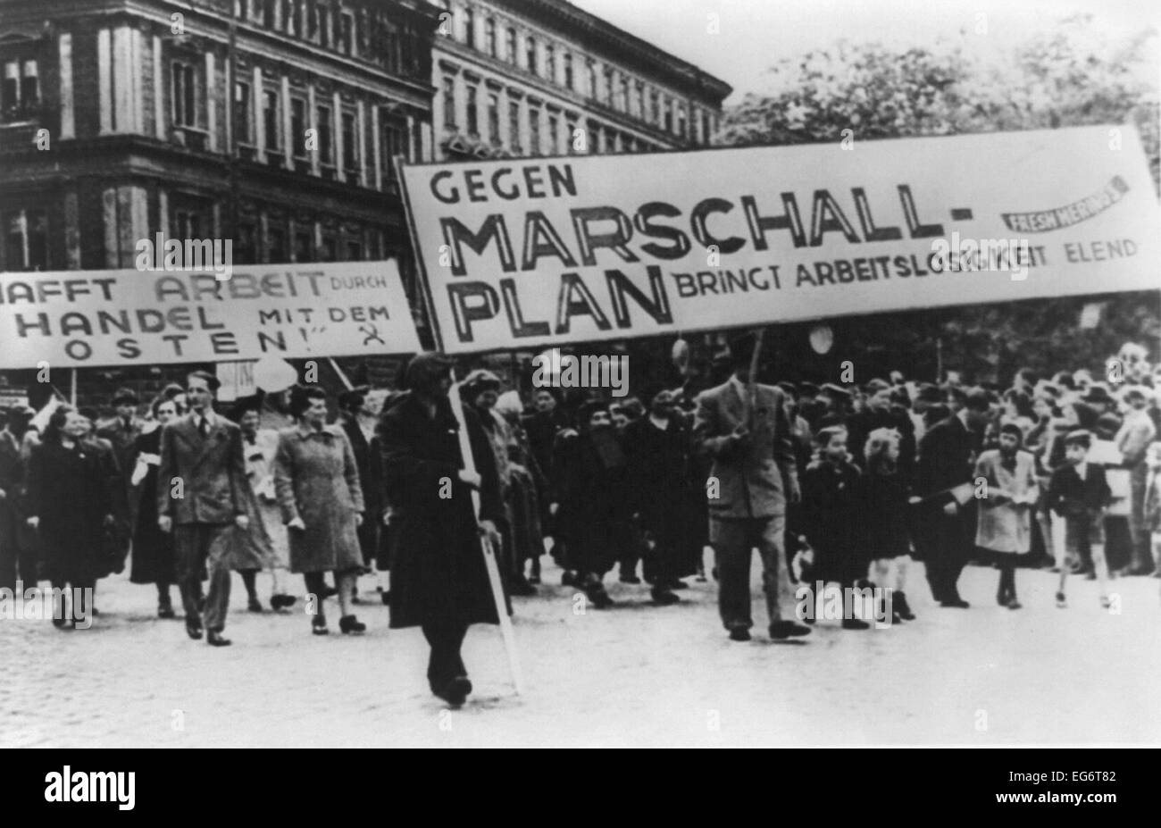 Ostdeutsche demonstrieren gegen Marshall-Plan. Die Zeichen bedeutet "Gegen Marshall Plan bringt Arbeitslosigkeit Elend". Ca. Stockfoto
