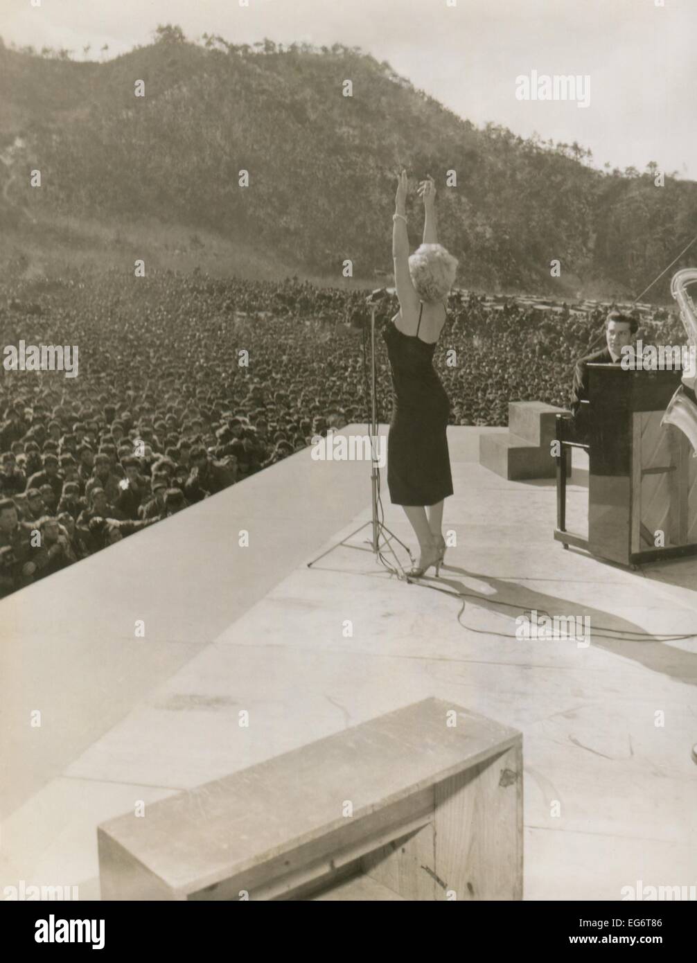 Monroe in Korea durchführen. Sie tanzte zehn zeigt in vier Tagen während ihrer USO Tour in Korea. Ca. 18-22 Februar 1954. Stockfoto