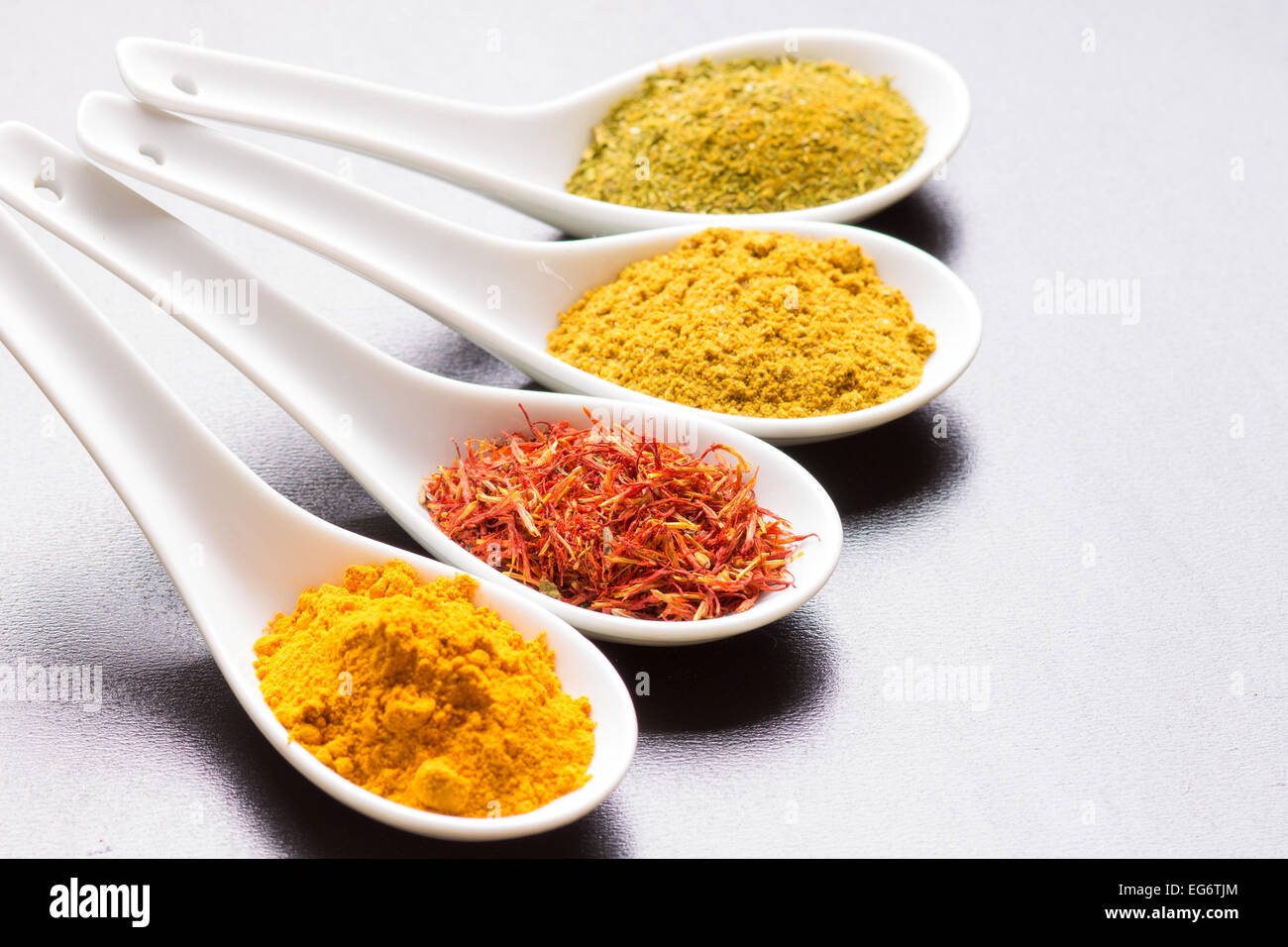 Satz von traditionellen Gewürzen auf dunklem Hintergrund. Stockfoto