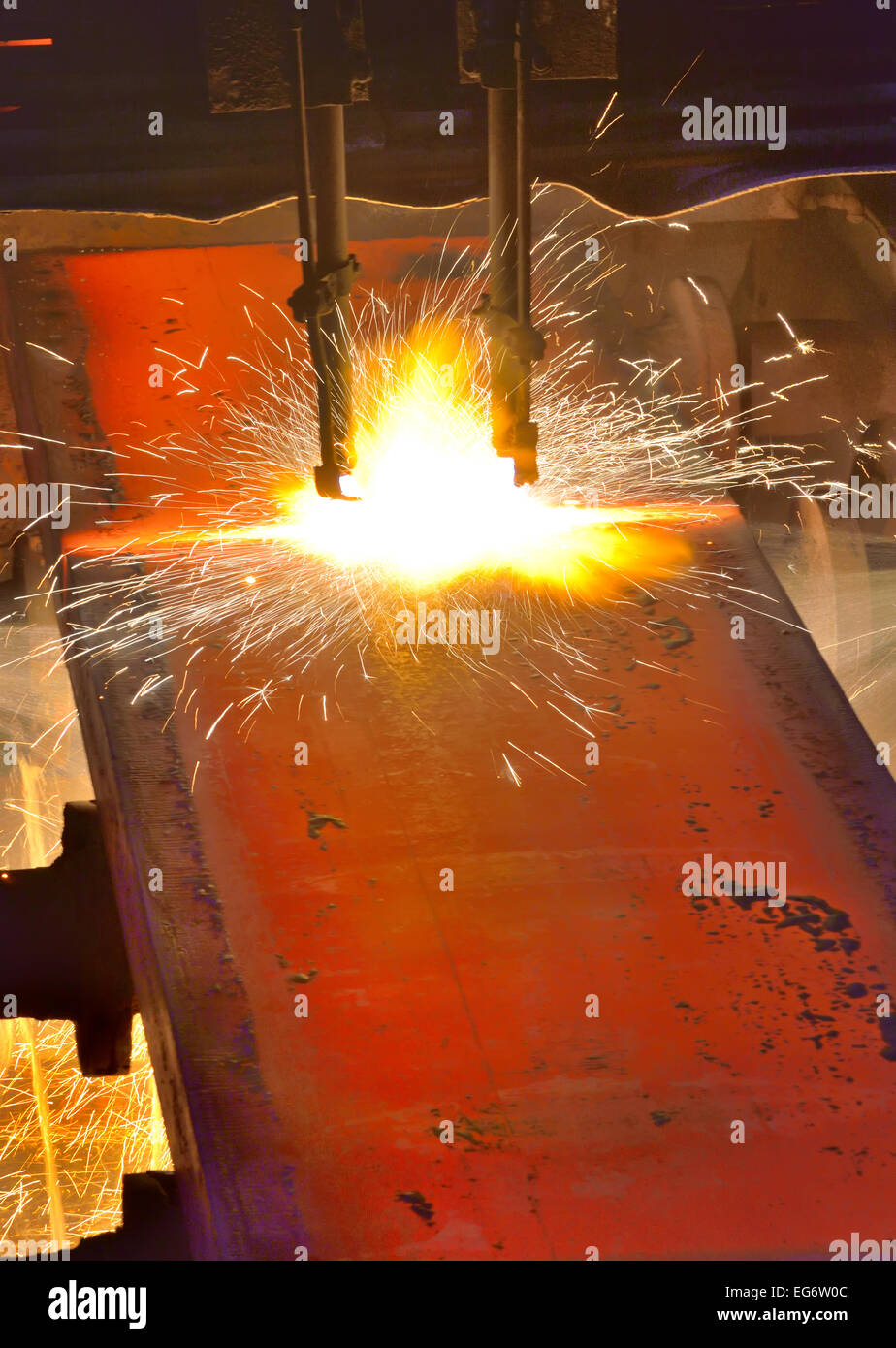Brennschneiden von Roheisen im Inneren der Anlage Stockfoto