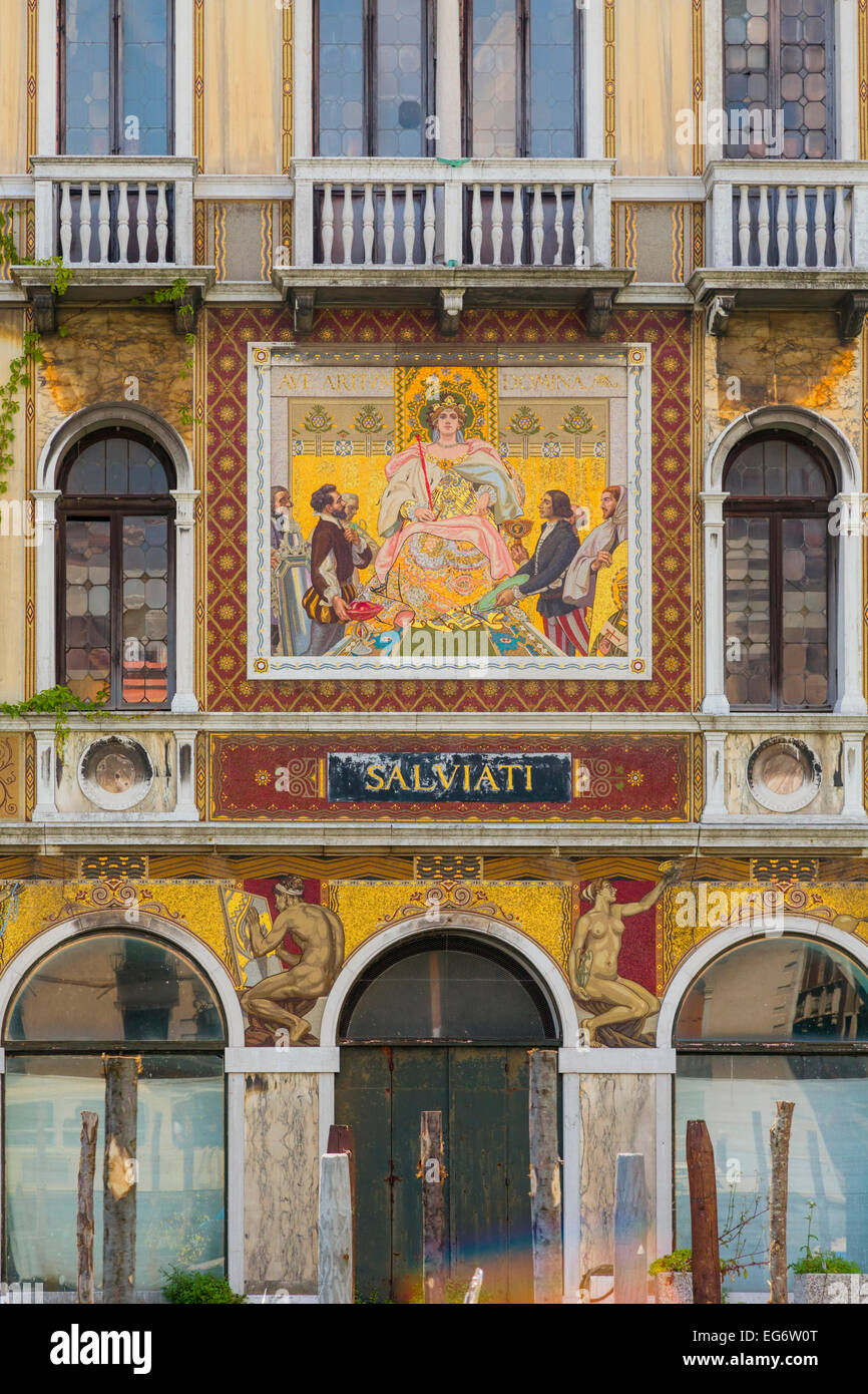 Venedig, Provinz Venedig, Veneto, Italien.  Die Fassade des 19. Jahrhundert Palazzo Salviati am Canal Grande. Stockfoto