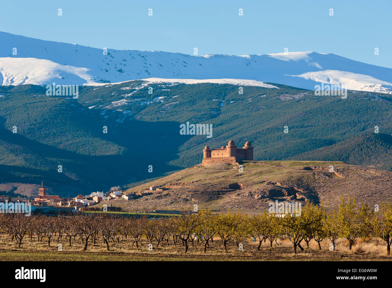 La Calahorra, Provinz Granada, Andalusien, Südspanien.  Castillo De La Calahorra auf Hügel oberhalb der Stadt von La Calahorra. Stockfoto