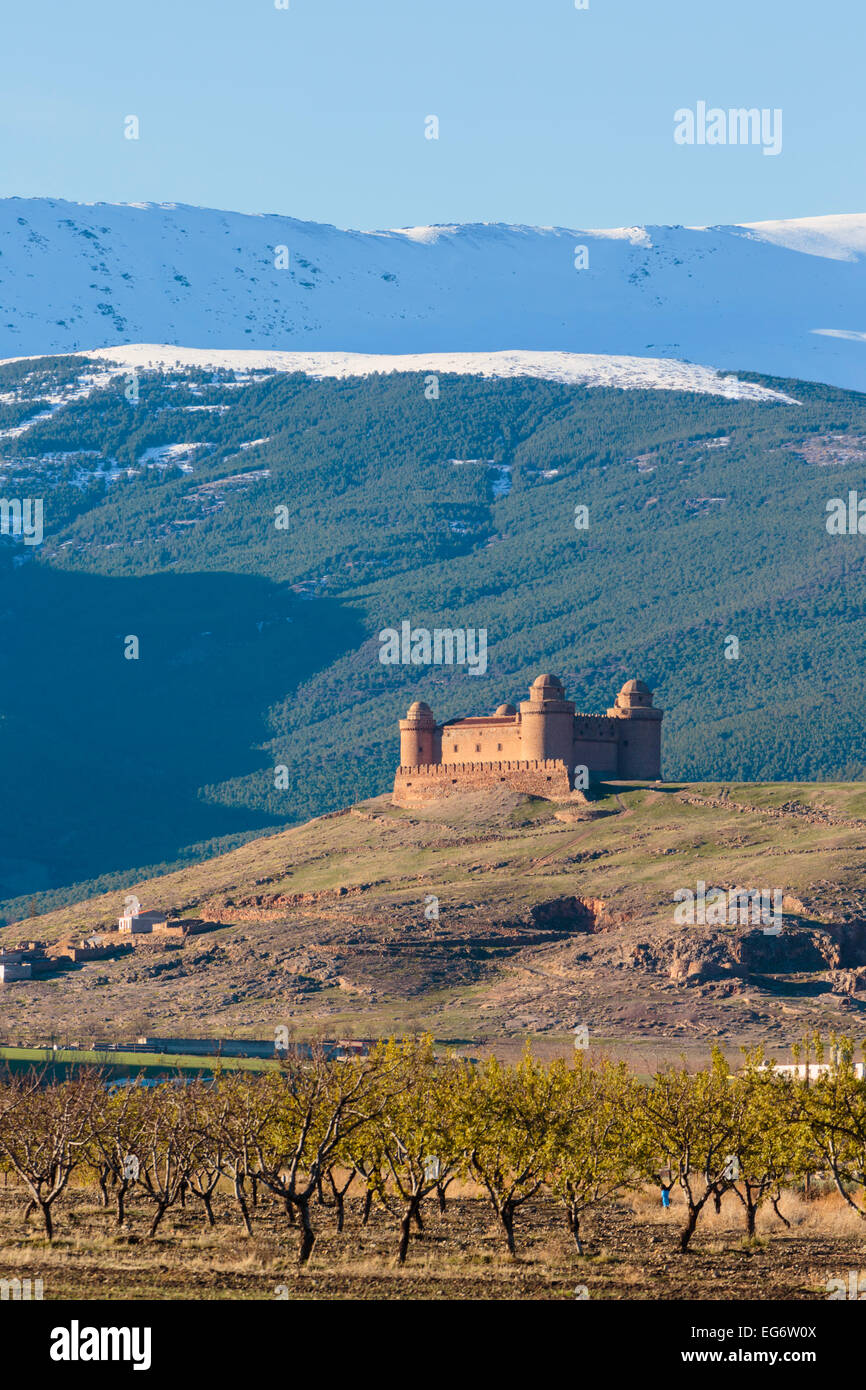 La Calahorra, Provinz Granada, Andalusien, Südspanien.  Castillo De La Calahorra auf Hügel oberhalb der Stadt von La Calahorra. Stockfoto