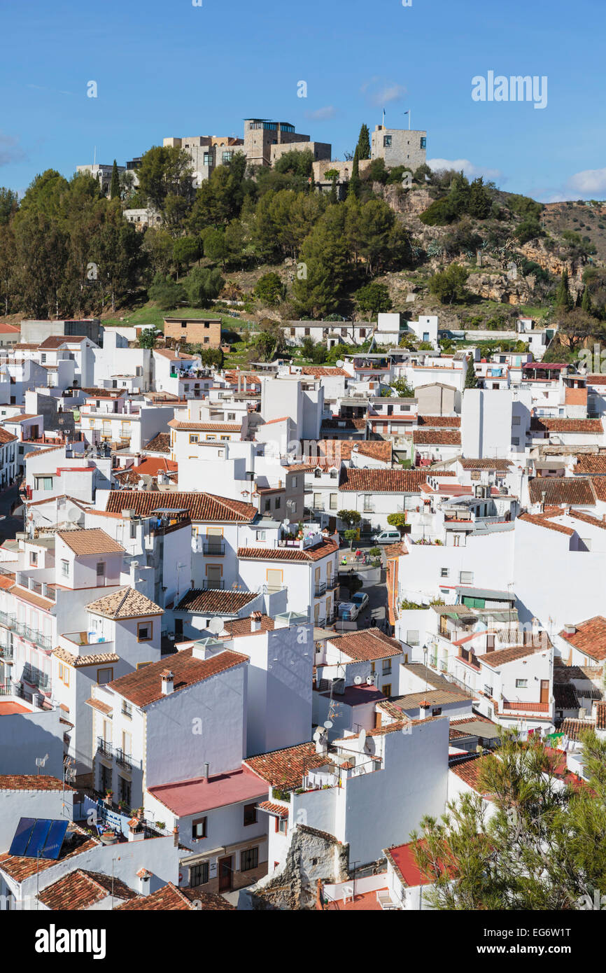 Monda, Provinz Malaga, Andalusien, Südspanien. Typisch weiß getünchten spanischen Stadt. Stockfoto