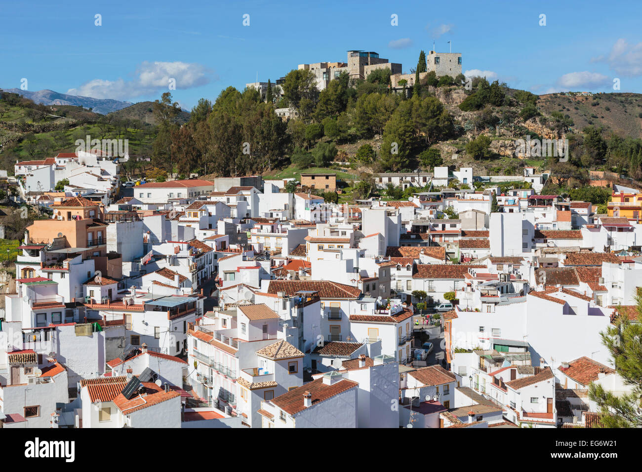 Monda, Provinz Malaga, Andalusien, Südspanien. Typisch weiß getünchten spanischen Stadt. Stockfoto
