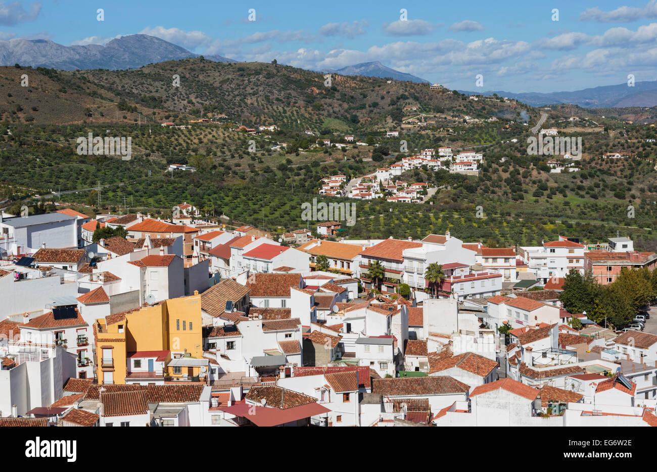 Monda, Provinz Malaga, Andalusien, Südspanien. Typisch weiß getünchten spanischen Stadt. Neubaugebiet im Hintergrund. Stockfoto