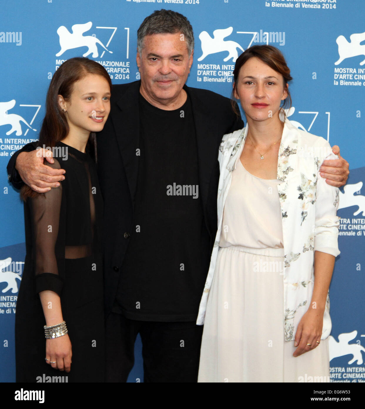 Italien, Venedig: Schauspielerin Meshi Olinski (L), israelischer film Director Amos Gitai (C) und Schauspielerin Sara Adler am Lido di Venezia Stockfoto