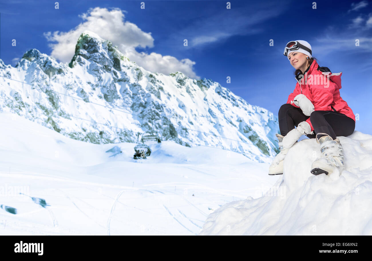 Eine junge Frau beim Skifahren in den Bergen Stockfoto