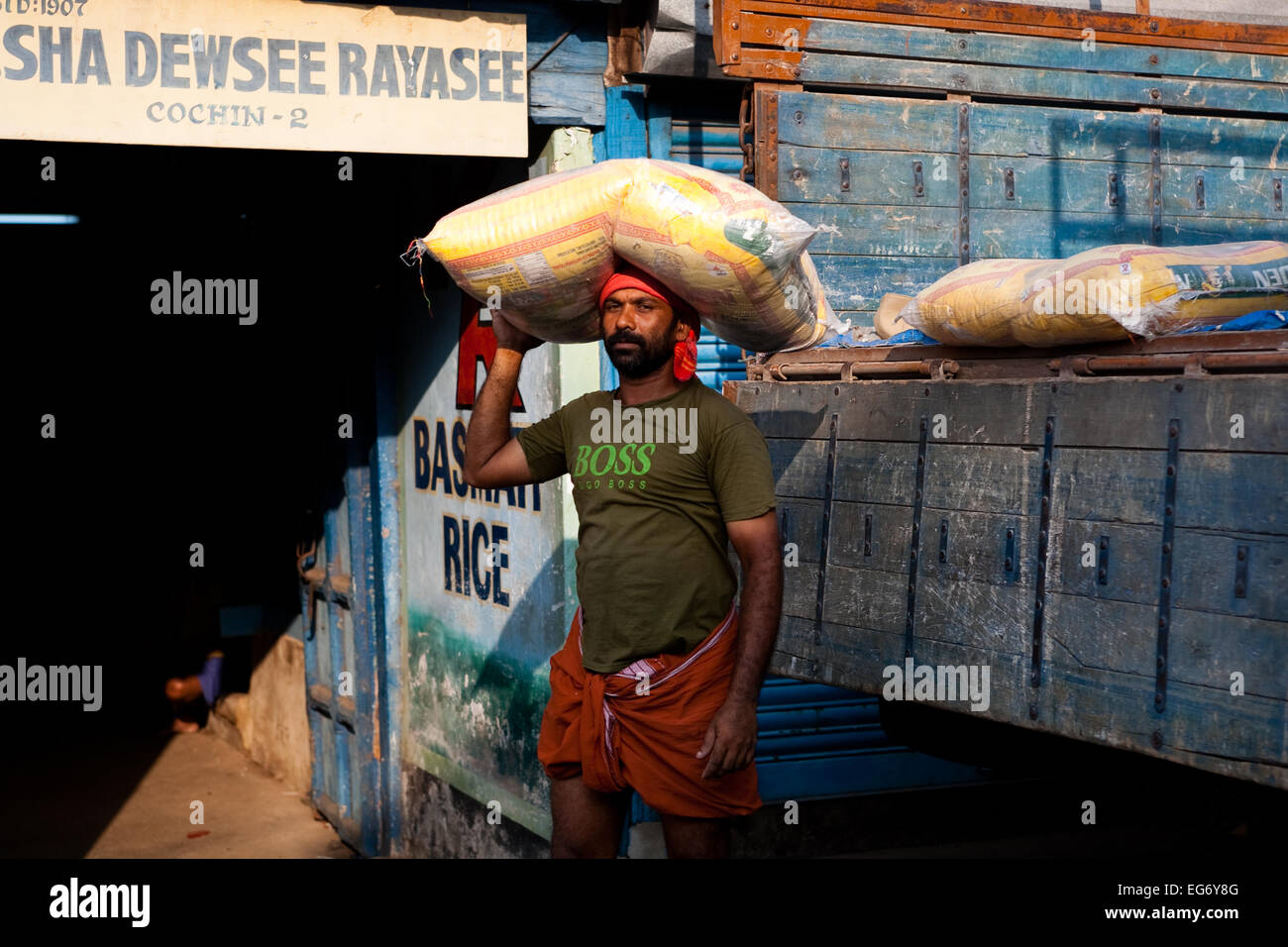 Arbeiter entladen Säcke Reis, die Ankunft in den Großmarkt von Spice Straße, Cochin Stockfoto