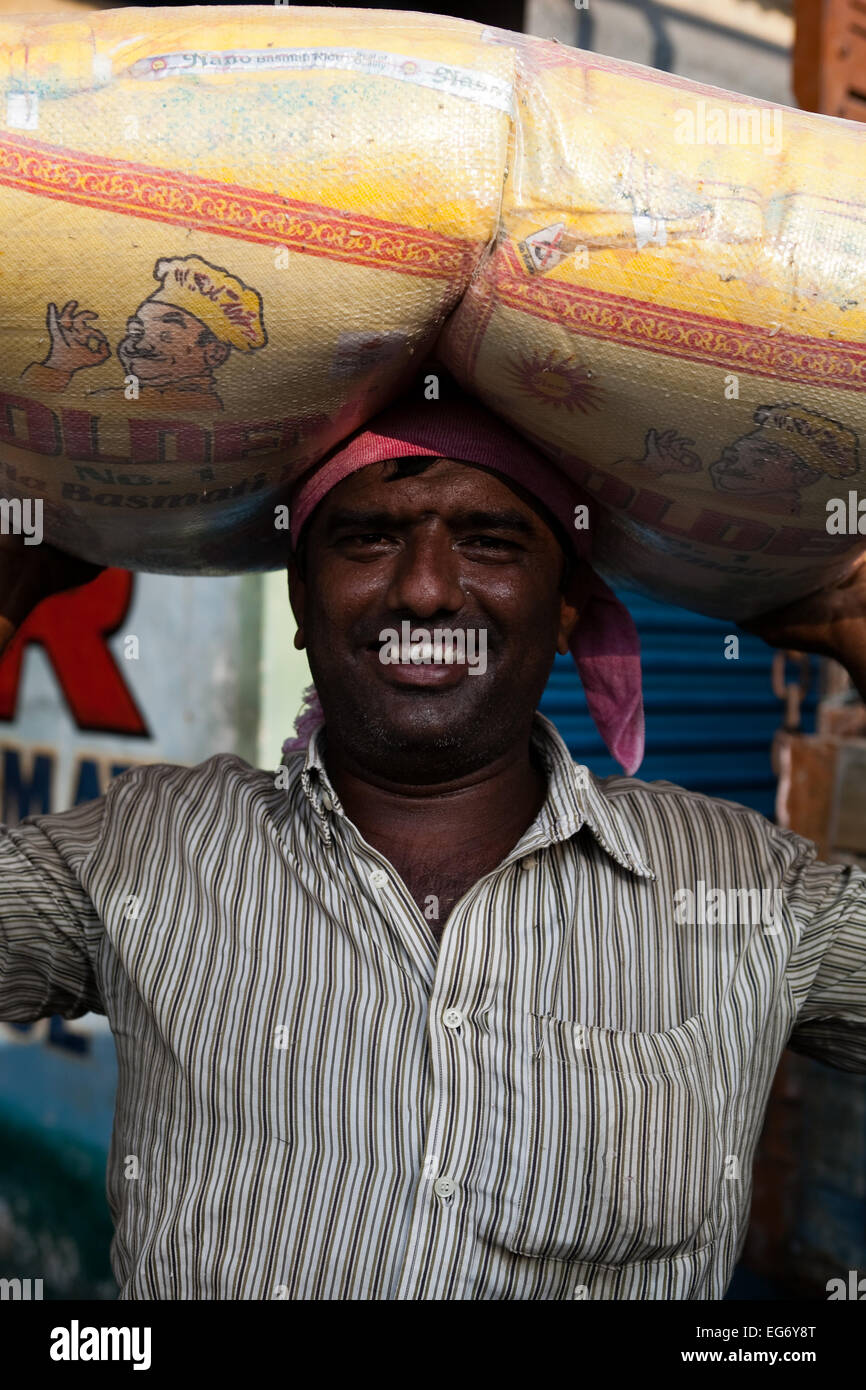 Arbeiter entladen Säcke Reis, die Ankunft in den Großmarkt von Spice Straße, Cochin Stockfoto