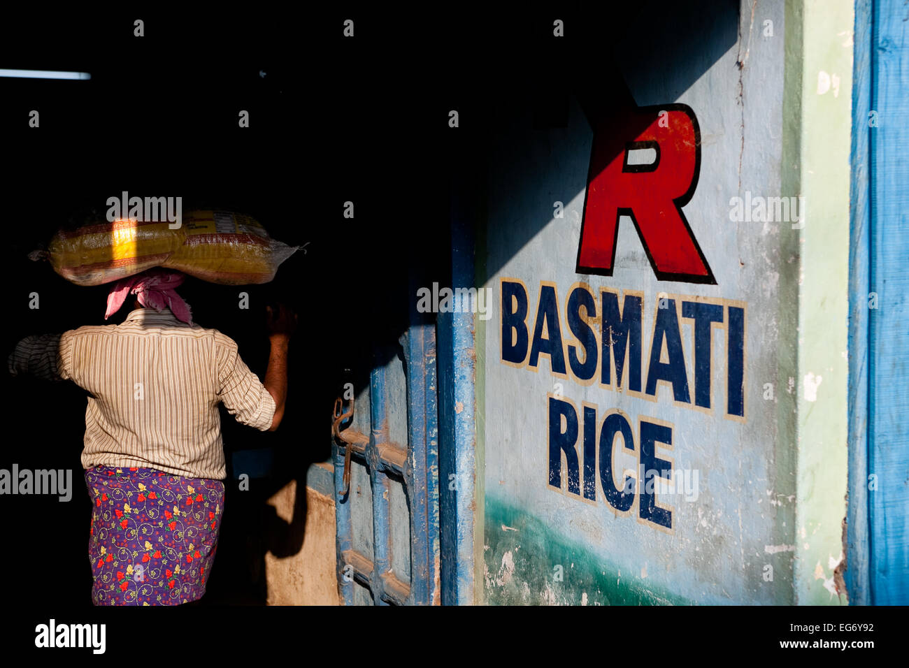 Arbeiter entladen Säcke Reis, die Ankunft in den Großmarkt von Spice Straße, Cochin Stockfoto
