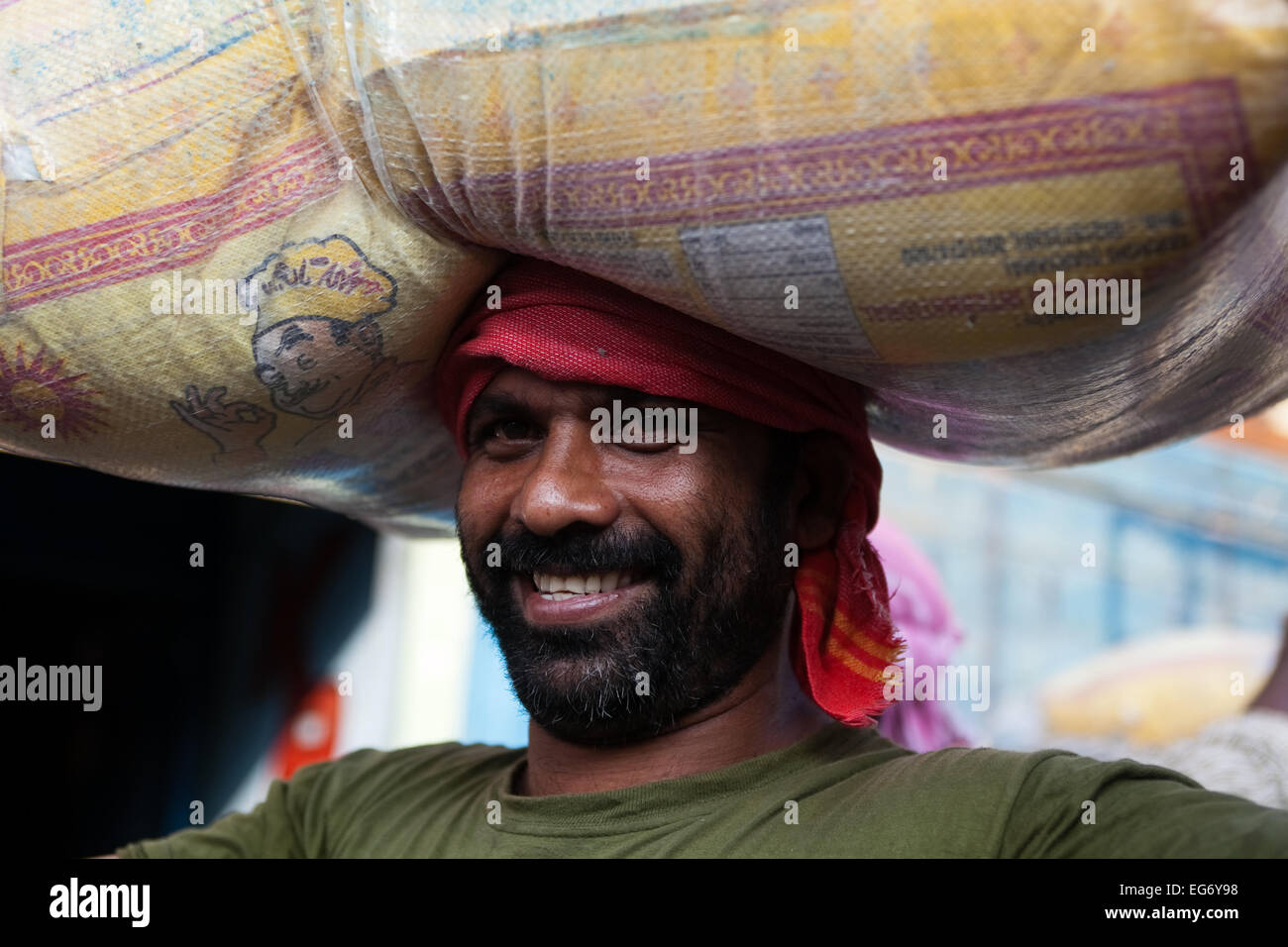 Arbeiter entladen Säcke Reis, die Ankunft in den Großmarkt von Spice Straße, Cochin Stockfoto