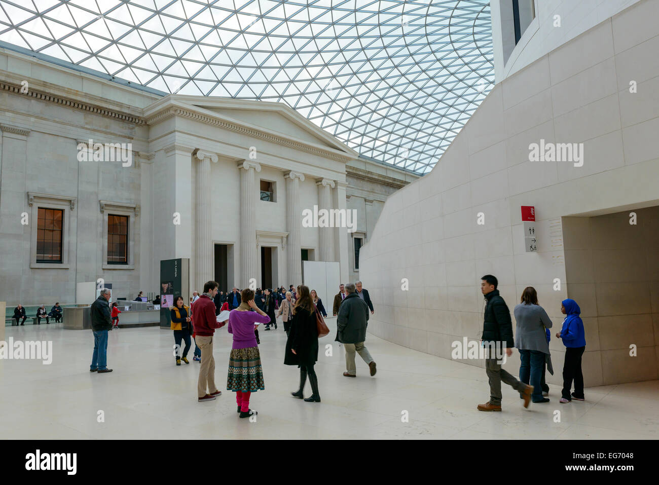 Eine britische Touristenattraktion - Besucher auf der Londoner British Museum in der Great Court herumlungern. Stockfoto