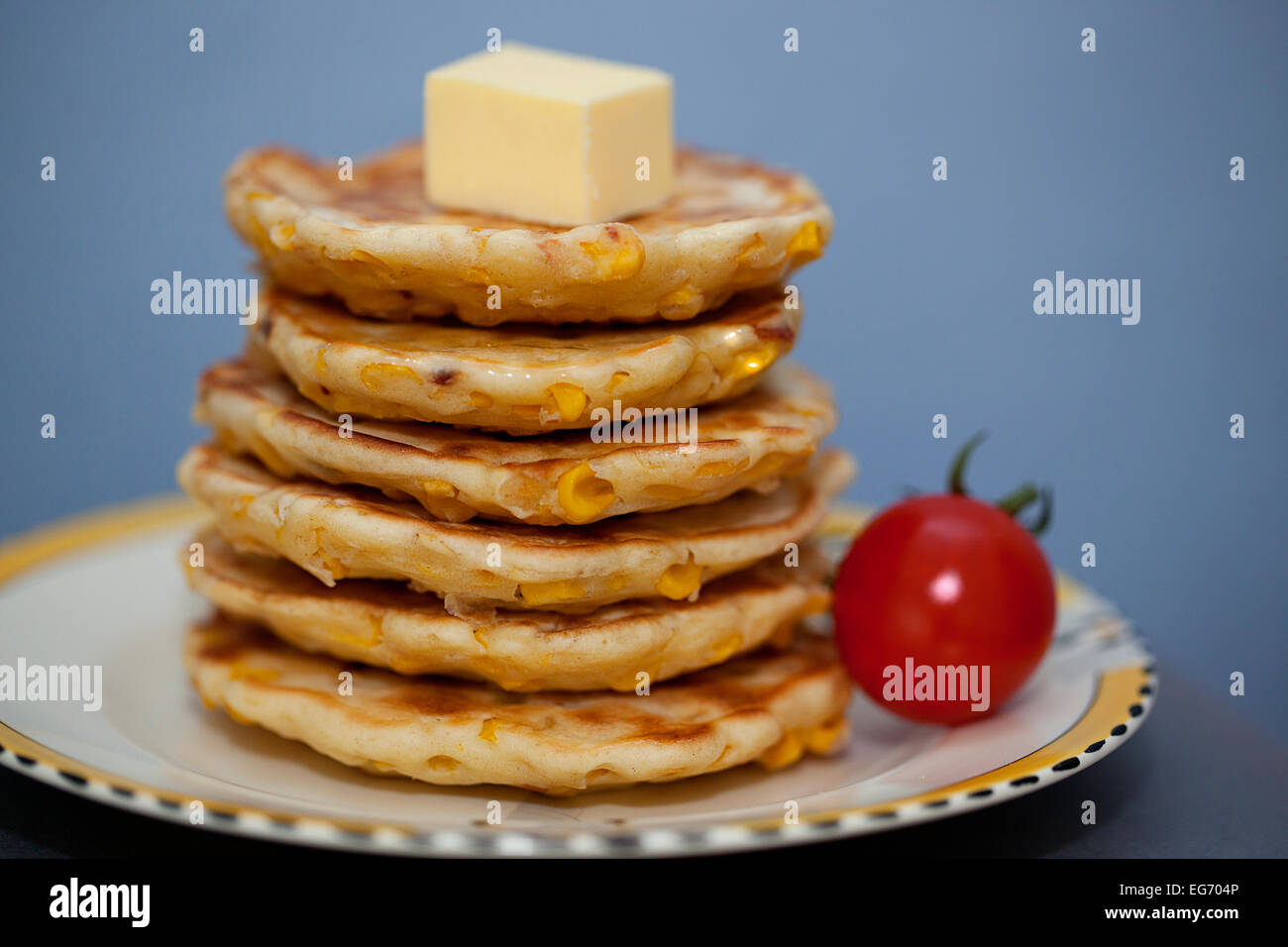 Mais Krapfen, Pfannkuchen Käse und Tomaten Stockfoto
