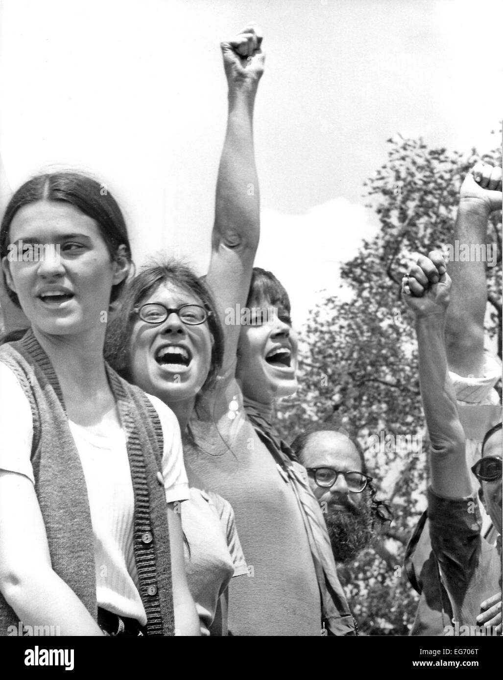 Washington, DC - 9. Mai 1970--Schauspielerin Jane Fonda wirft ihre geballten Faust gegen die Demonstranten rufen sie "Power to the People", nachdem sie die geschätzte 100.000 Menschen gerichtet, die die Anti-Kriegs-Kundgebung durch das Weiße Haus besucht. Die Demonstration war in der Regel der gewaltlosen speichern für zerstreute Ausbrüche entlang der Pennsylvania Avenue in der Nähe von das Gebäude des Justiz. Foto: Benjamin E. "Gen" Forte - CNP (c) Dpa - Bericht Stockfoto