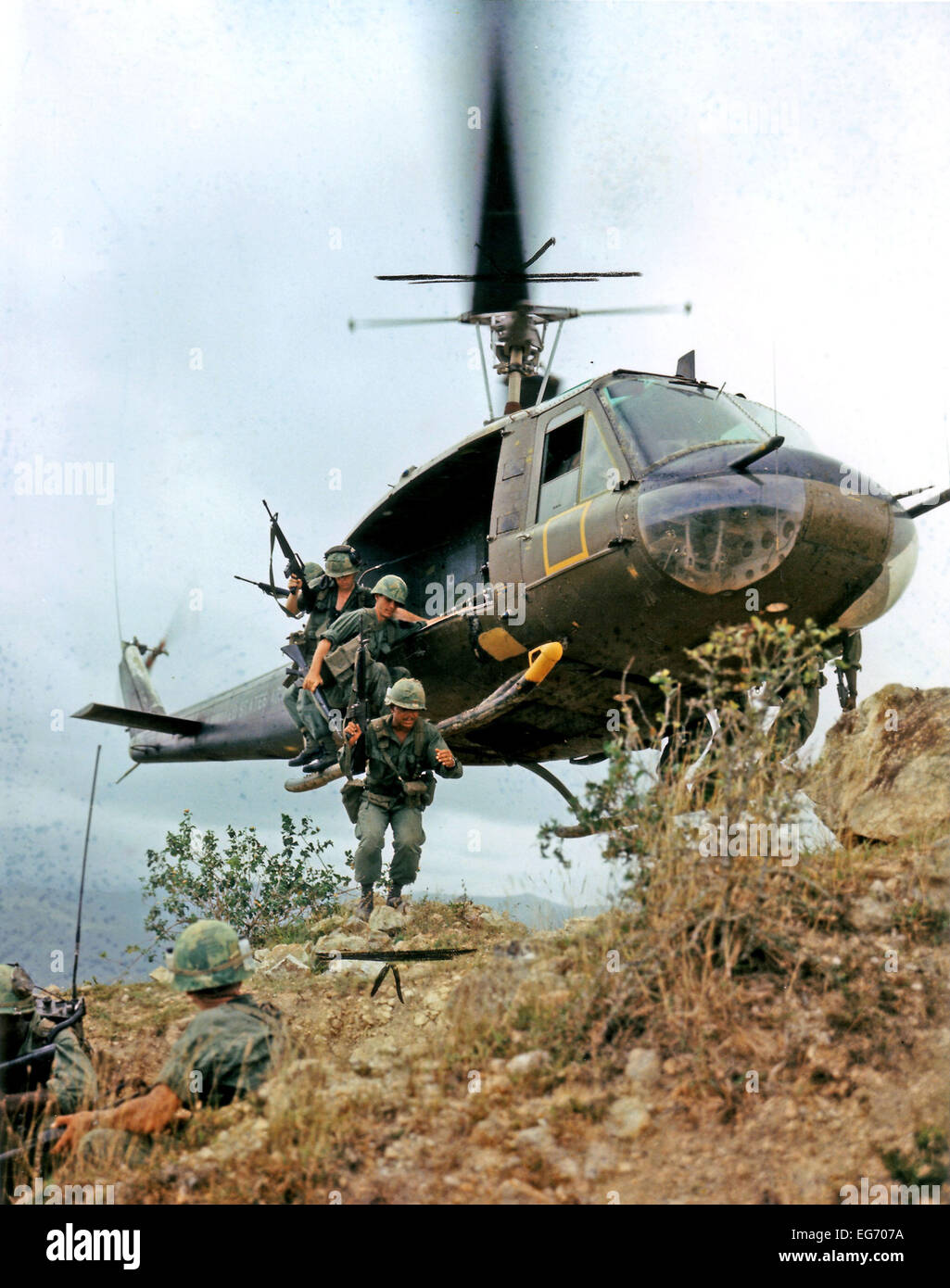 Betrieb "Oregon", eine Suche and destroy-Mission unter der Leitung von einem Infanterie-Zug der Truppe B, erste Reconnaissance Squadron, 9. Kalvarienberg, Kalvarienberg Erstligisten (Airmobile), drei Kilometer westlich von Duc Pho, der Provinz Quang Ngai, Vietnam am 24. April 1967. Mitglieder des Zuges Aufklärung werden von einem UH - 1D Hubschrauber schwebt über den Bergrücken versandt. Foto: Howard C. Breedlove - US Army (c) Dpa - Bericht Stockfoto