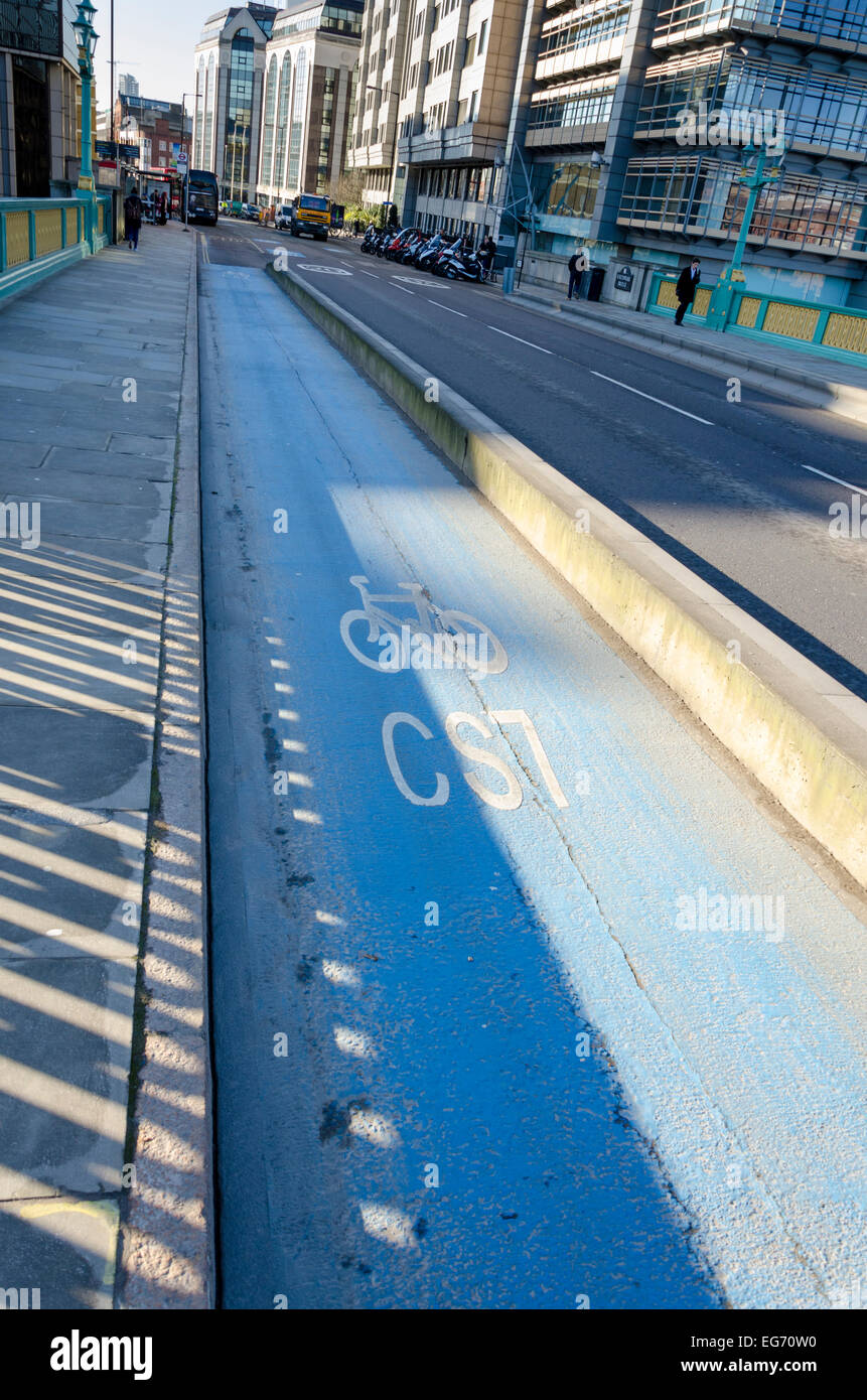 London, UK 17. Februar 2015: Radfahrer auf Zyklus Autobahn 7 (CS7) auf Southwark Bridge, die von der Hauptstraße getrennt ist, als Arbeit beginnt, mehr von CS2 zur Verbesserung der Sicherheit für Radfahrer in der Stadt zu trennen. Bildnachweis: CAMimage/Alamy Live-Nachrichten Stockfoto